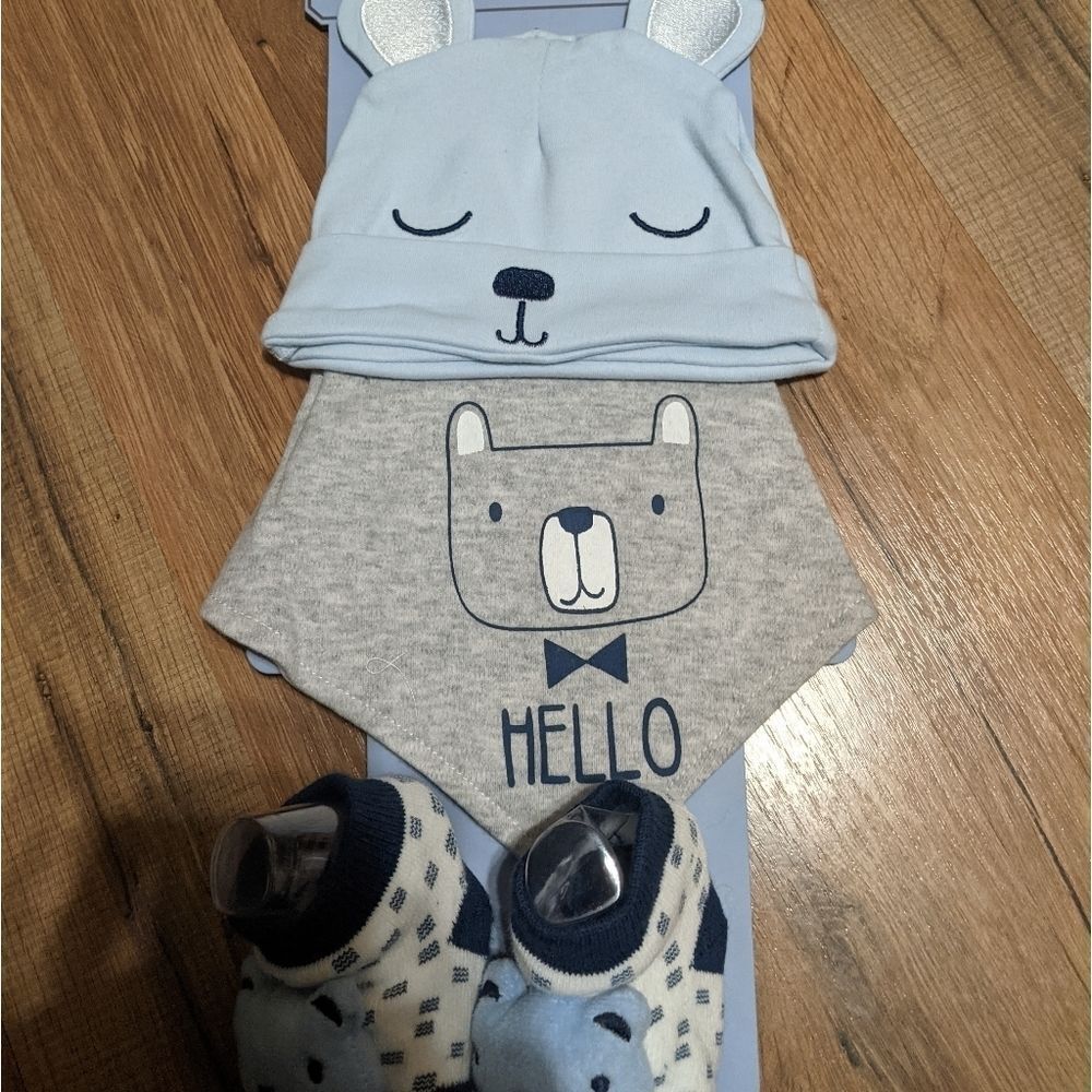 Sandy & Simon 3 Piece hat, bib, and socks